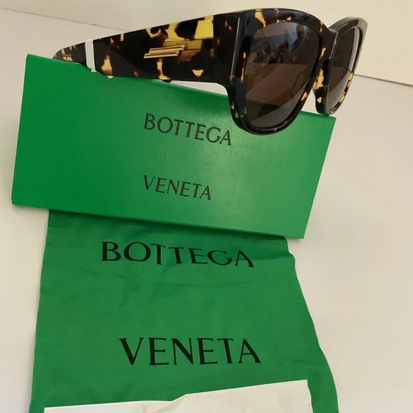 NWT Bottega Veneta Women display picture 3